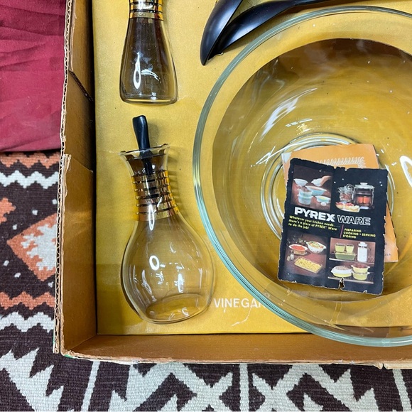 Vintage 1960’s NEW Pyrex Ware 3 Quart Salad Bowl Cruet 14k Gold Trim 7 Pc Set - Picture 9 of 10
